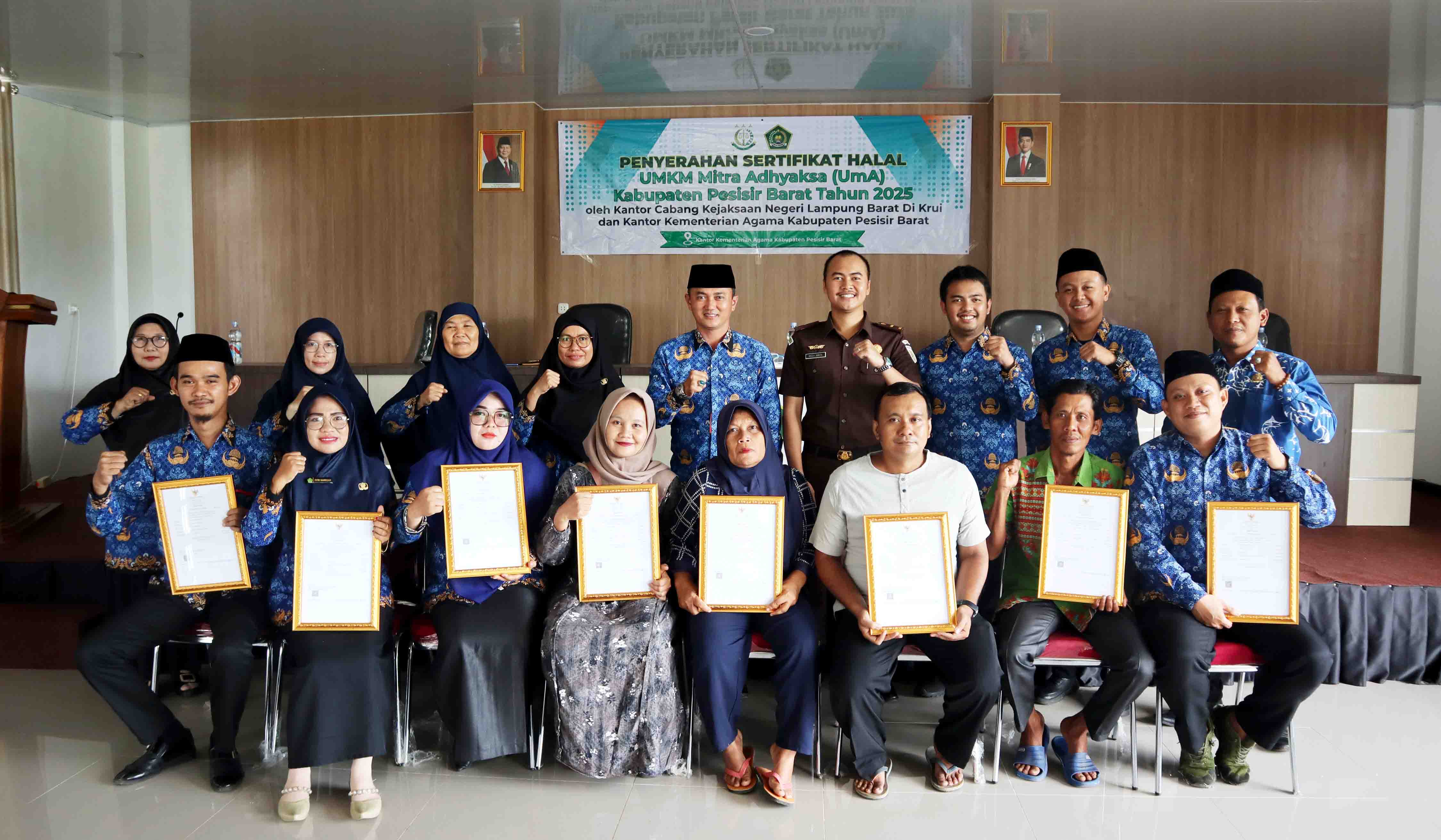 Kemenag Pesisir Barat Bersama Cabjari Krui Serahkan Sertifikasi Halal Untuk 8 UMKM