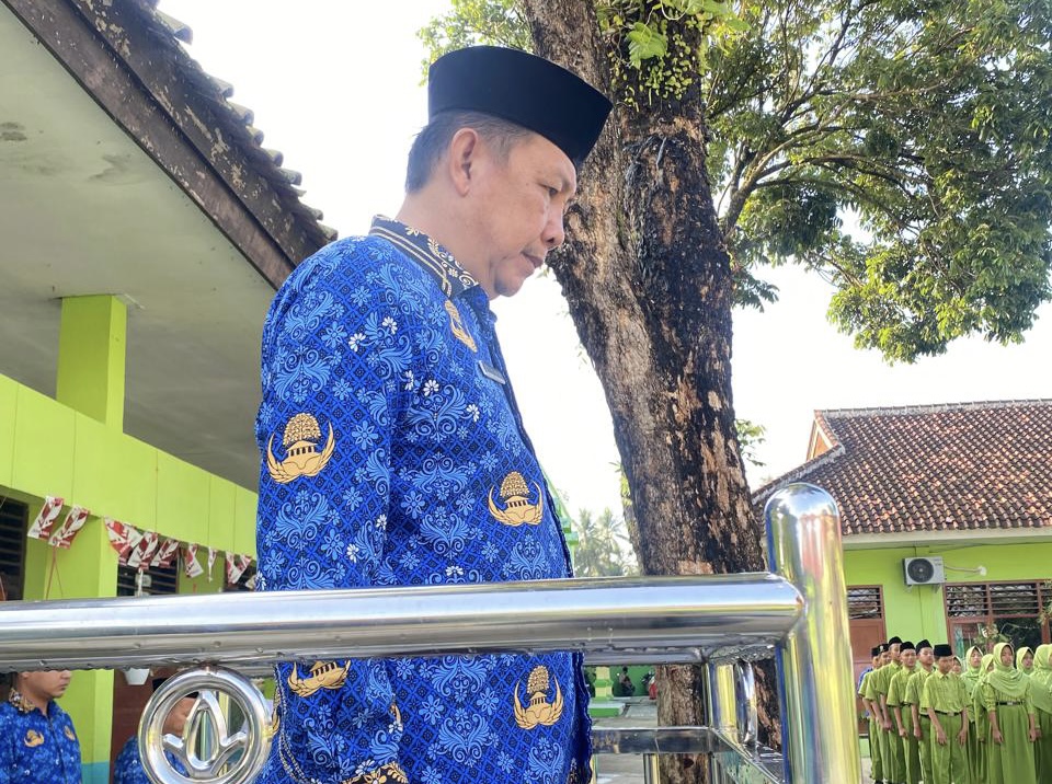 MTsN 2 Tanggamus Gelar Upacara Hari Kesaktian Pancasila, Nurzaman Tekankan Patriotisme