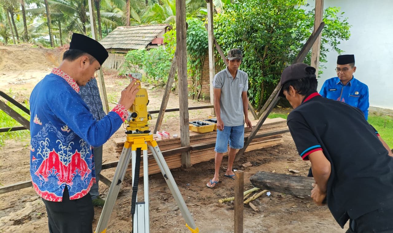 Pastikan Kesesuaian Ibadah, Kemenag Pesisir Barat Lakukan Pengukuran Arah Kiblat Masjid