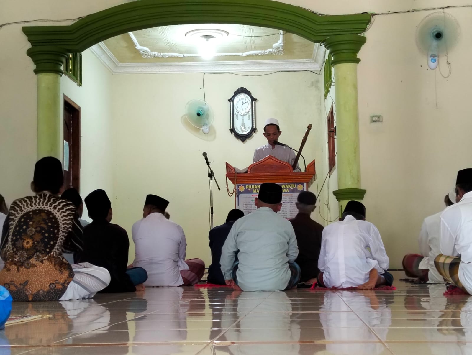 Penyuluh Agama di Buay Bahuga Sampaikan Khutbah Jumat tentang Bahaya Judi Online