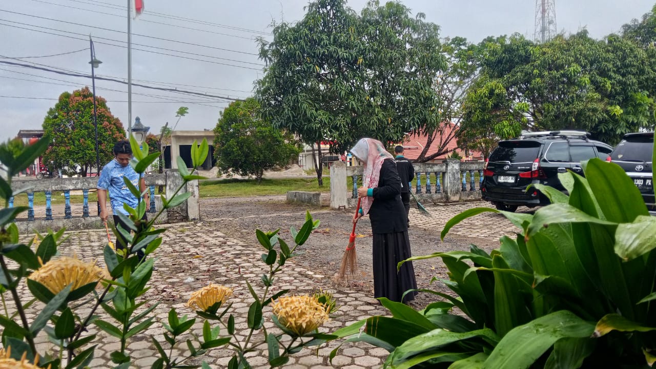 Lingkungan Sehat, Pelayanan Hebat: KUA Negara Batin Gelar Jum’at Bersih