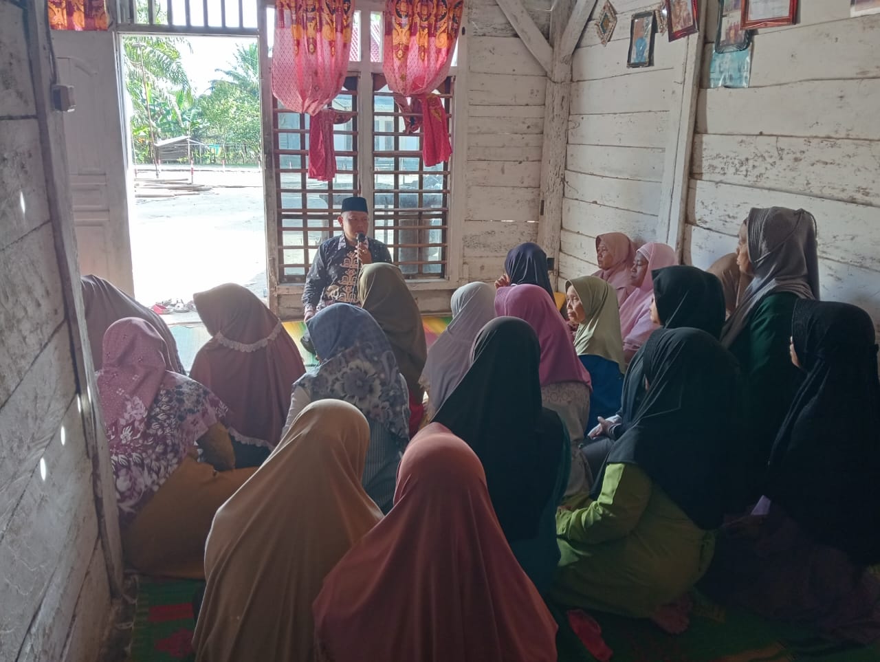 Penyuluh Agama KUA Bumi Agung Sampaikan Bimbingan Moderasi Beragama di Majelis Taklim Al Muttaqin