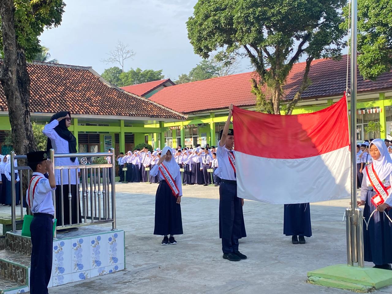 MTsN 2 Tanggamus Menggelar Upacara Bendera Hari Senin dan Penyampaian Visi-Misi Calon Ketua OSIS
