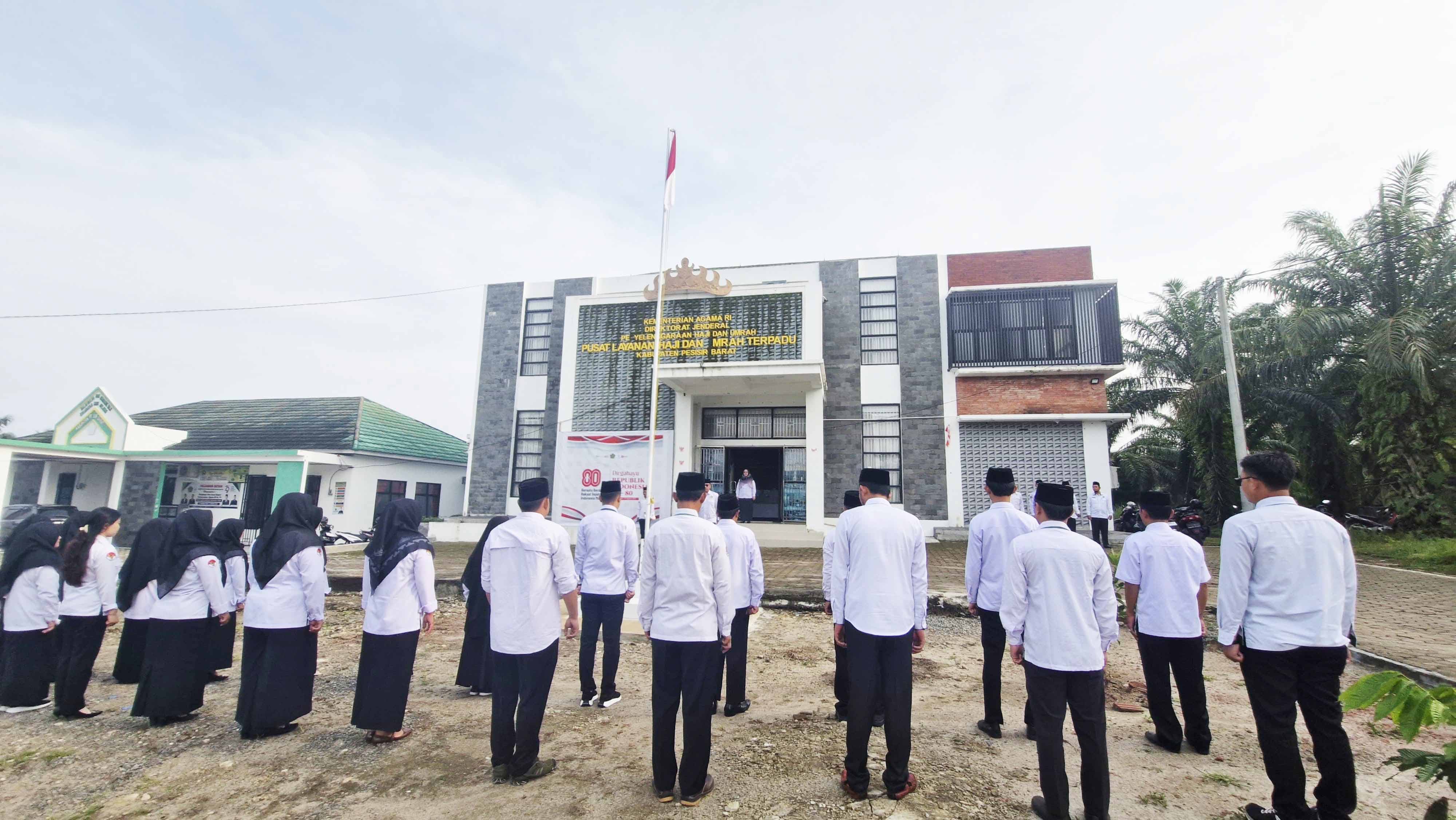 Kemenag Pesisir Barat Gelar Apel Rutin, Kasih PHU Ingatkan Kewaspadaan terhadap Informasi Hoaks Terkait Haji dan Umrah