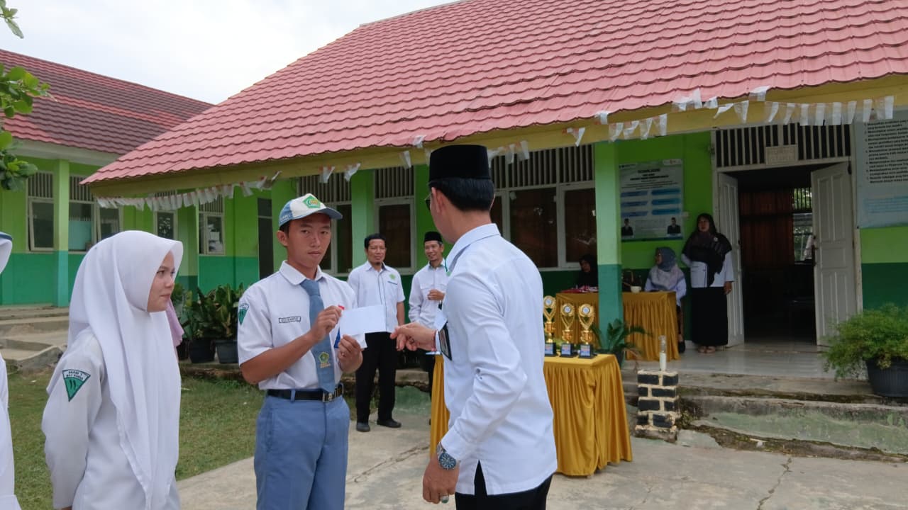 Pemberian Apresiasi kepada Petugas Upacara sebagai Upaya Penguatan Karakter di MAN 1 Way Kanan