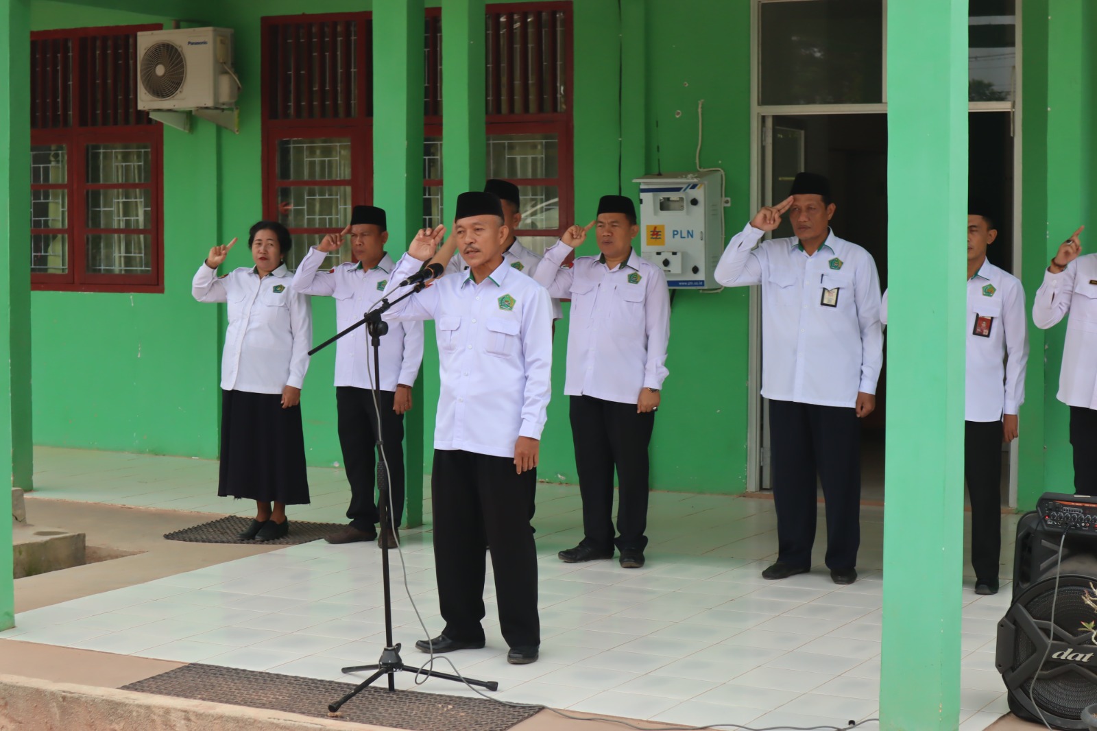 Kepala KUA Bahuga Tekankan Tanggung Jawab dan Potensi ASN dalam Apel Pagi Kemenag Way Kanan