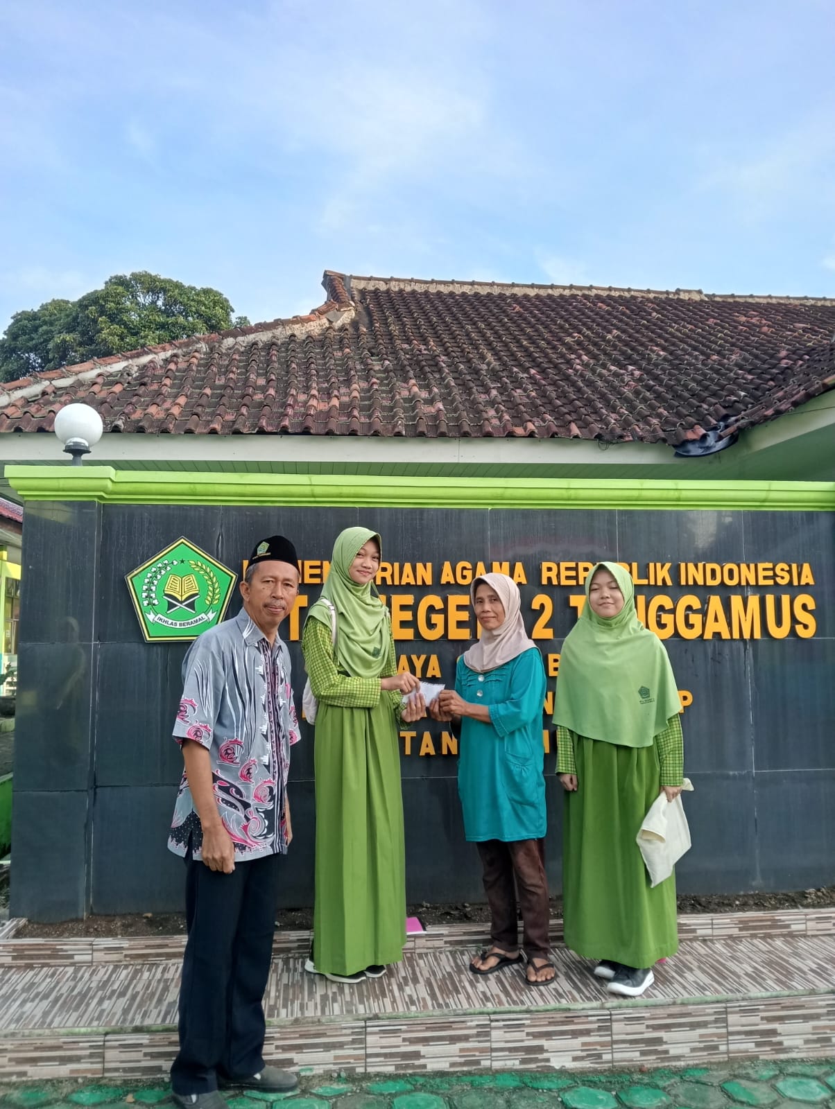 Tingkatkan Kepedulian, Persaudaraan, Dan Kebersamaan,  MTsN 2 Tanggamus Adakan Jumat Berkah