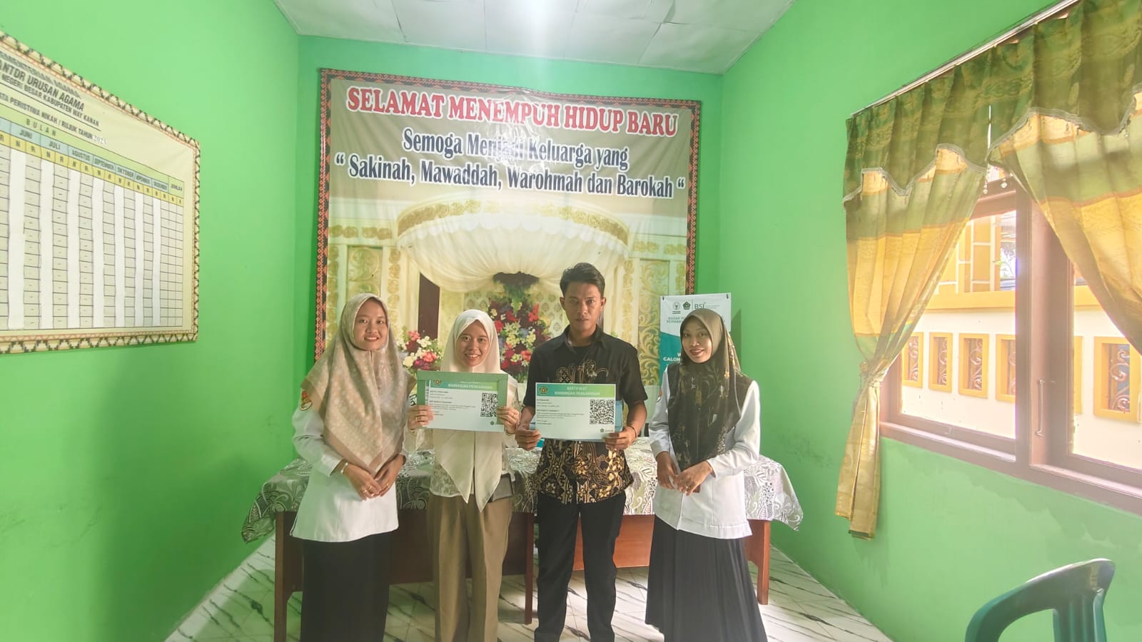 Sebagai Tanda Ikhtiar Menuju Keluarga Sakinah, Penyuluh Agama Islam KUA Negeri Besar Berikan Sertifikat Bimwin kepada Calon Pengantin