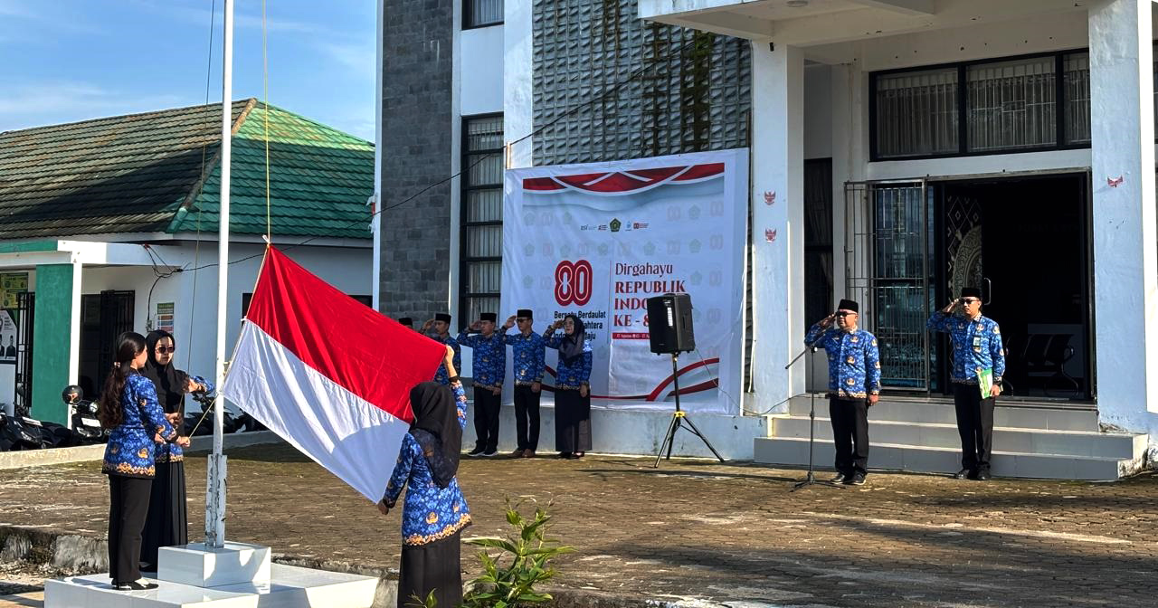 Upacara Rutin Kemenag Pesisir Barat, Plt Kepala Kantor Bahas Kepedulian Pada Musibah MTs NU