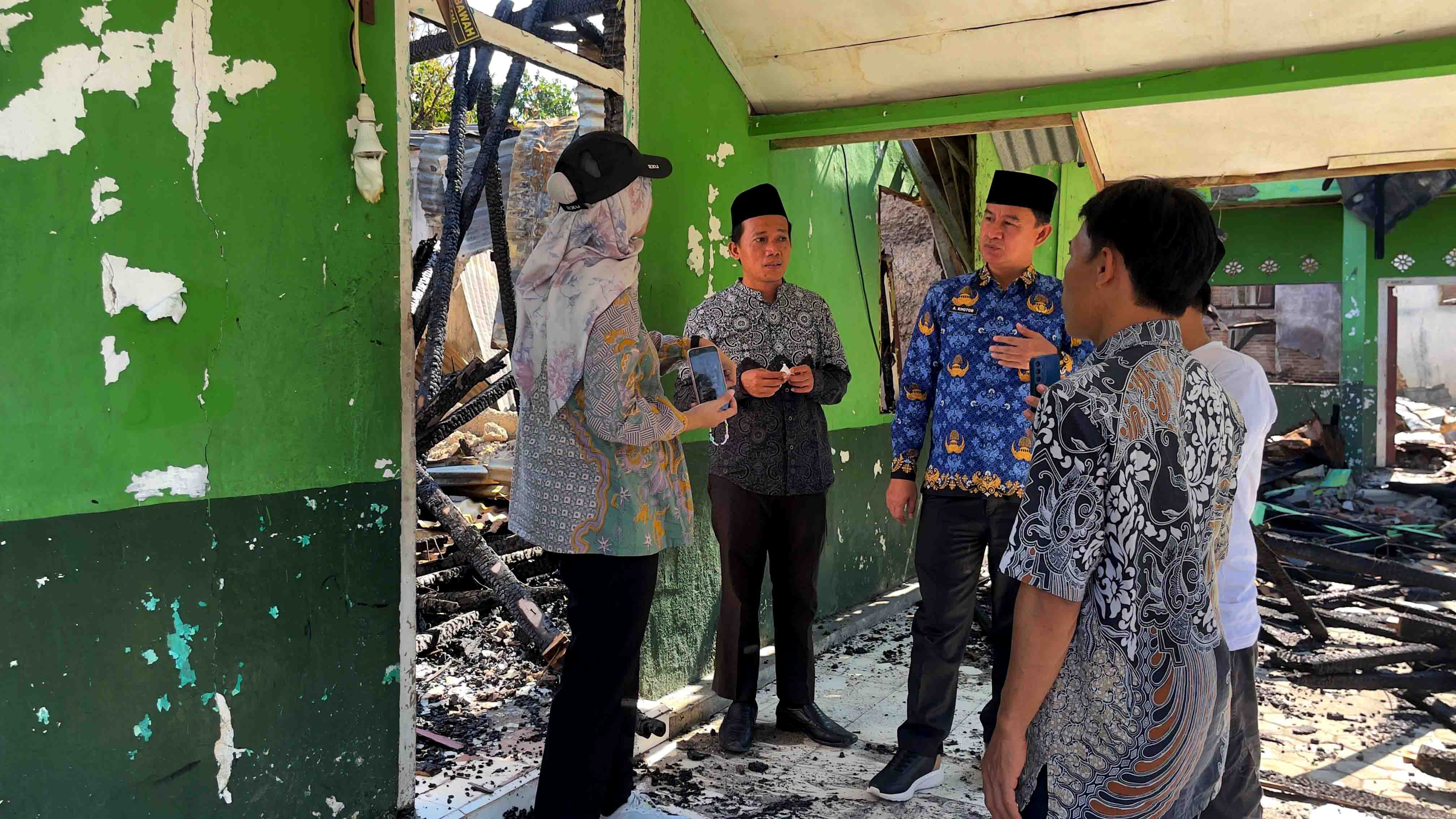Tinjauan Lanjutan MTs NU Krui, Kasi Pendis Kemenag Pesisir Barat dampingi Satker Prasarana Strategis PU Lampung untuk Perbaikan Madrasah