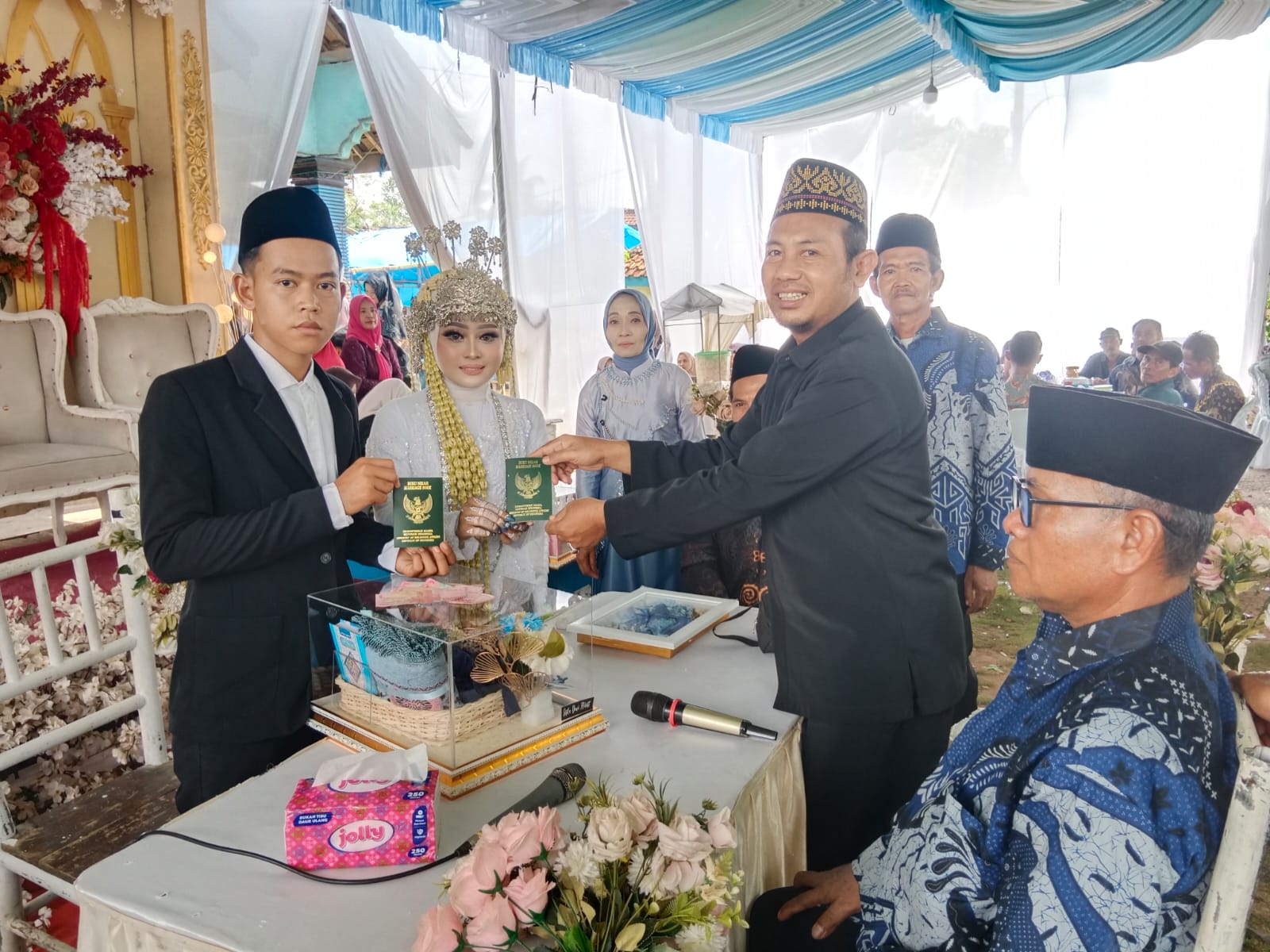 Kepala KUA Negara Batin Warnai Momen Bahagia Dua Hati yang Bersatu dalam Iman saat khutbah Nikah