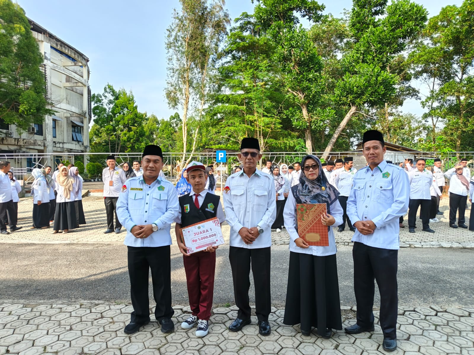 Kepala Kemenag Pesawaran Pimpin Apel Senin, Apresiasi Disiplin ASN dan Prestasi Siswa Madrasah