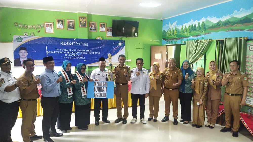MTsN 1 Tanggamus Raih Juara 1 Sekolah Sehat Tingkat Kabupaten, Kasi Penmad Turut Saksikan Penyerahan Penghargaan