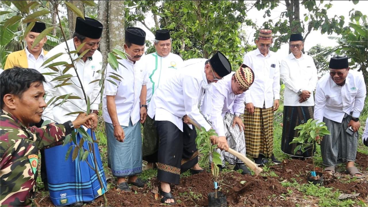 Kepala Kemenag Bandar Lampung Tanam Pohon Ekoteologi Bersama Tokoh Agama, Lintas Agama, dan Santri pada Hari Santri Nasional 2025
