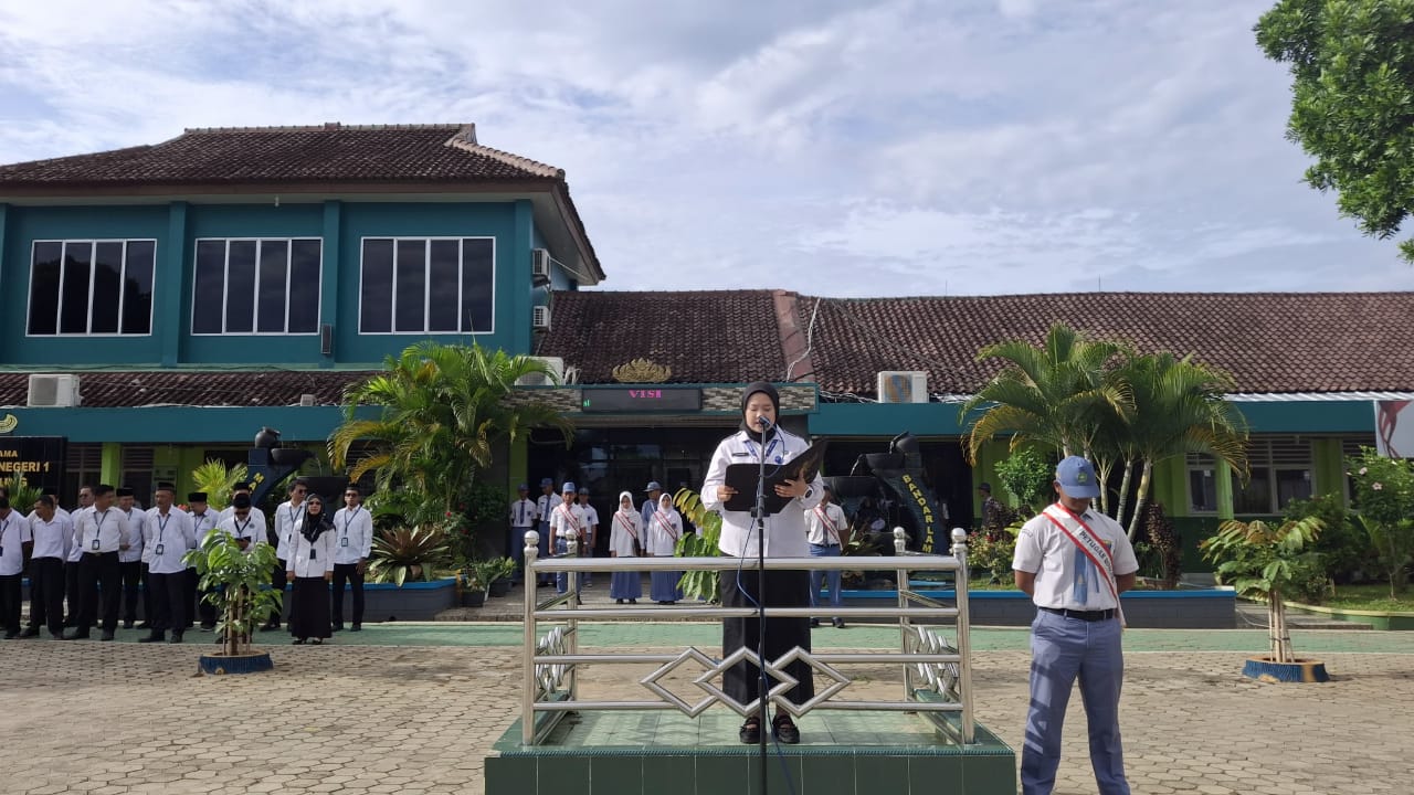 Jadi Pembina Upacara di MAN 1 Bandar Lampung, BNN Lampung Sampaikan Pesan Kepada Siswa