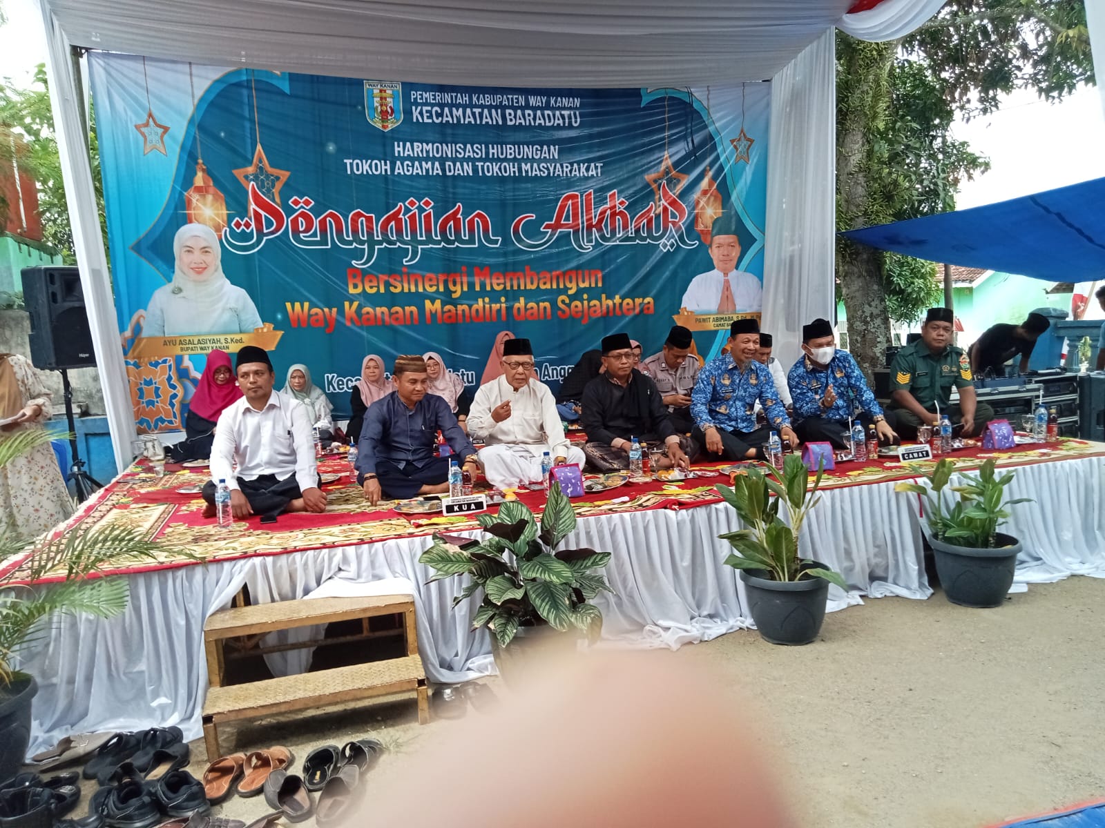 Pengajian Akbar Semarakkan Halaman Kantor Camat Baradatu, Kepala KUA Abu Sujak,  Camat Baradatu dan Forkopimcam Hadir
