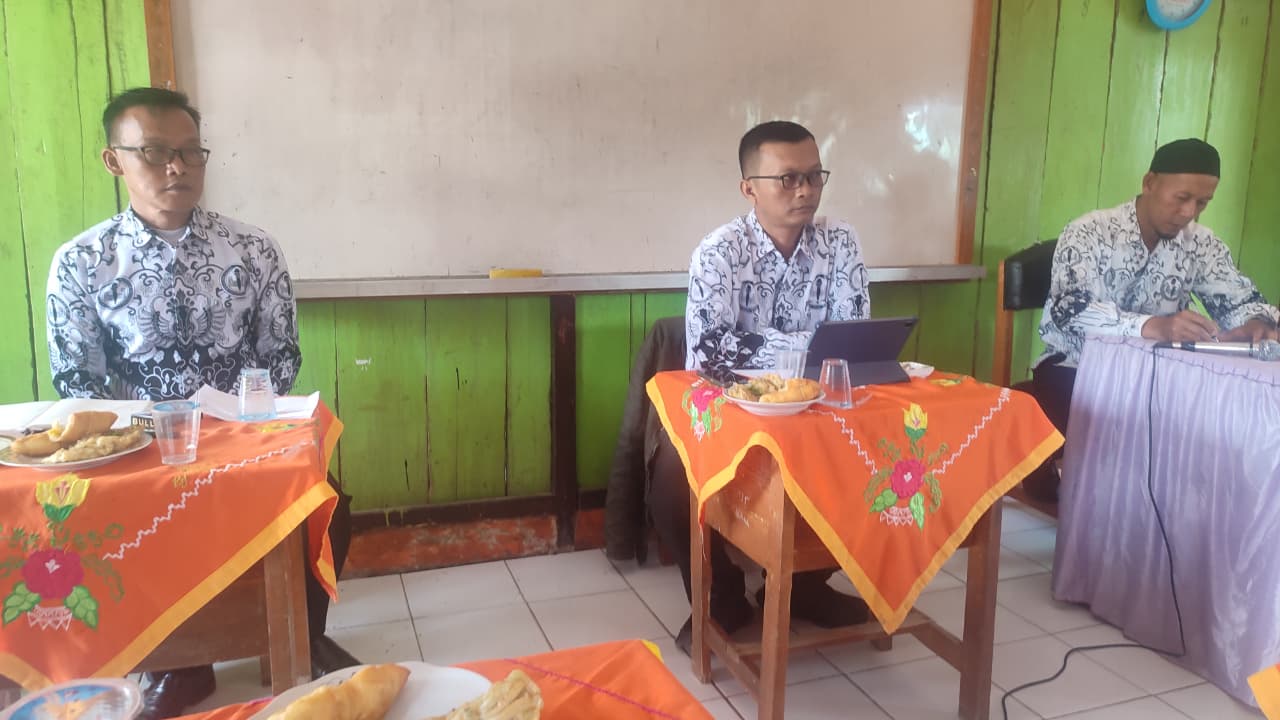 Kepala MTsN 2 Tanggamus Hadiri Rapat Kerja Pengurus PC PGRI Kecamatan Gunung Alip