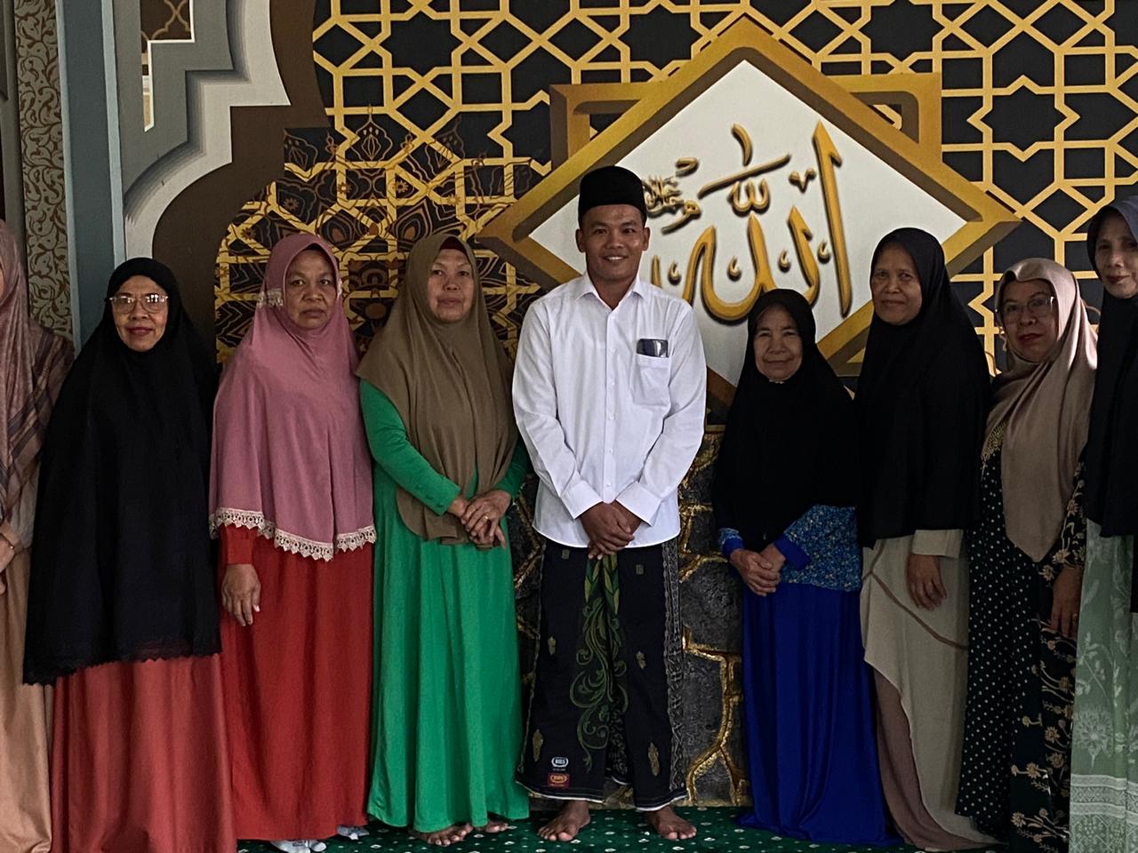 Penyuluh Agama Islam KUA Kecamatan Blambangan Umpu Ajak Jamaah Majelis Taklim Al Hakim untuk Mencintai Al-Qur’an