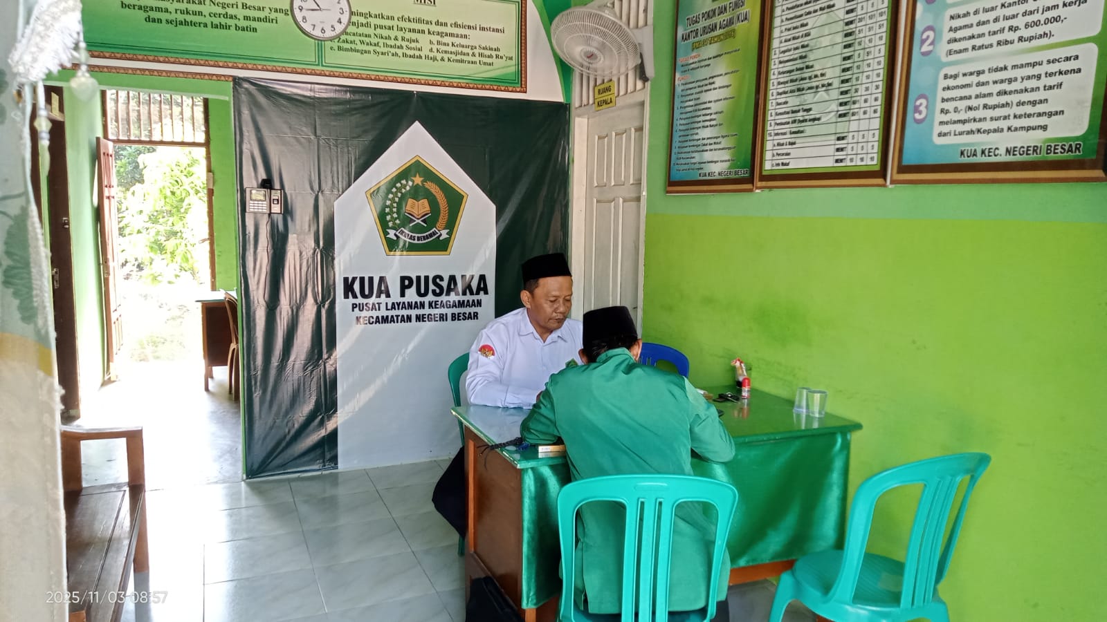 Pelayanan Semakin Dekat, KUA Negeri Besar Terima Tamu untuk Legalisir Buku Nikah