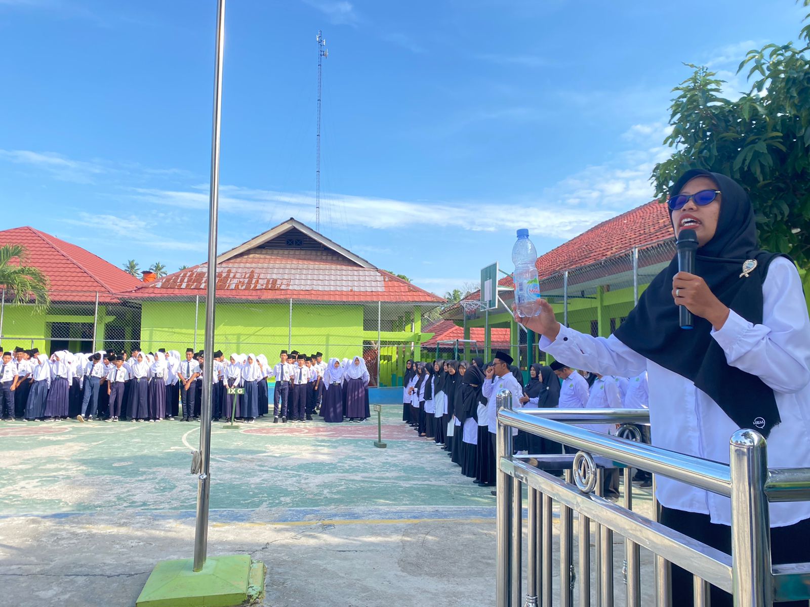 MTsN 2 Tanggamus Gelar Upacara Bendera, Pembina Tekankan Pentingnya Mengisi Pikiran dengan Hal Positif