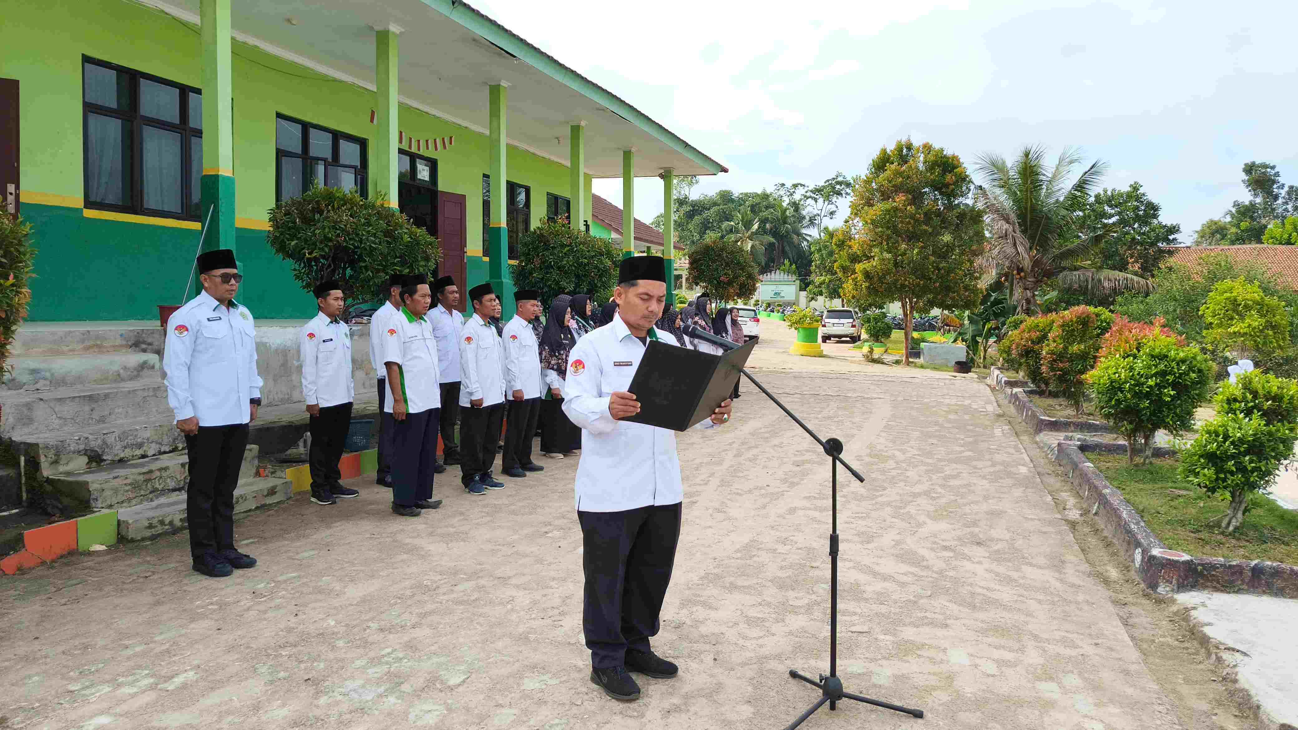 Sinergi Pendidikan dan Keagamaan: MTsN 2 Way Kanan Undang KUA Pakuan Ratu sebagai Pembina Upacara