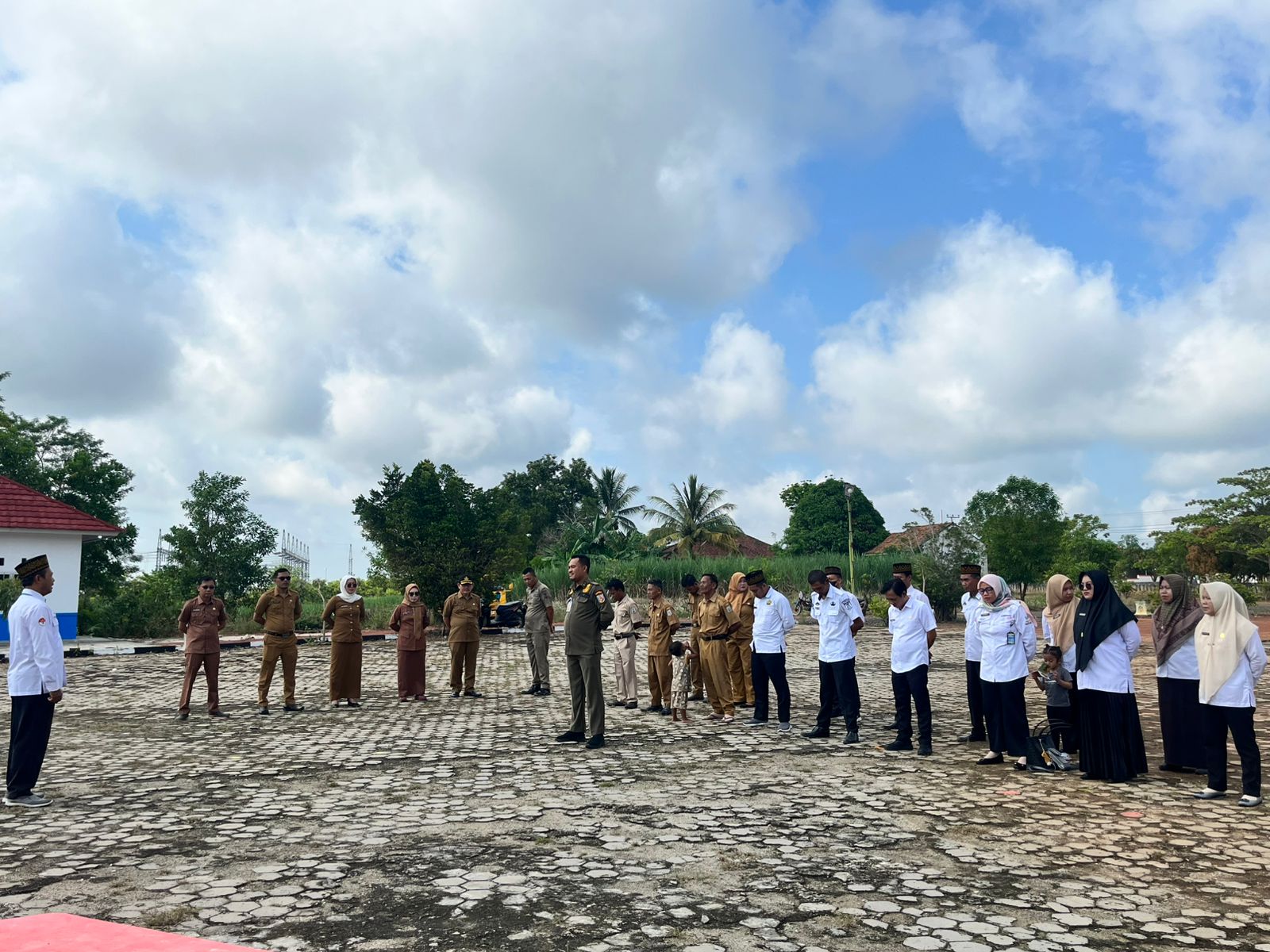 Kepala KUA Negara Batin Jadi Pembina Apel di Halaman Kantor Camat Negara Batin
