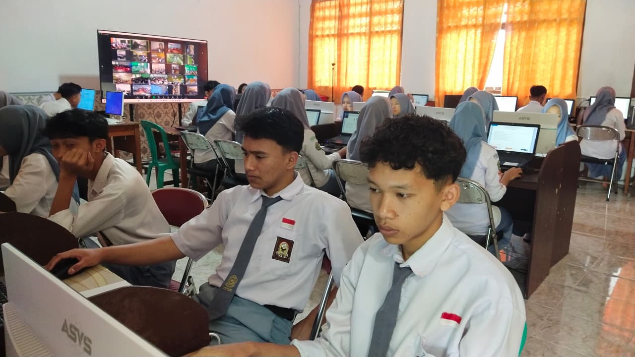 Tingkatkan Mutu Pendidikan, Kasi Penmad Kemenag Tanggamus Pantau Tes Kemampuan Akademik di MA Mathlaul Anwar Gisting