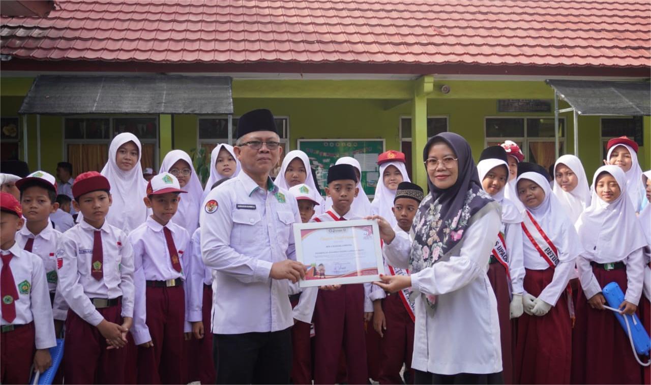 Upacara Bendera Senin Pagi di MIN 1 Bandar Lampung, Ajang Apresiasi Siswa Berprestasi
