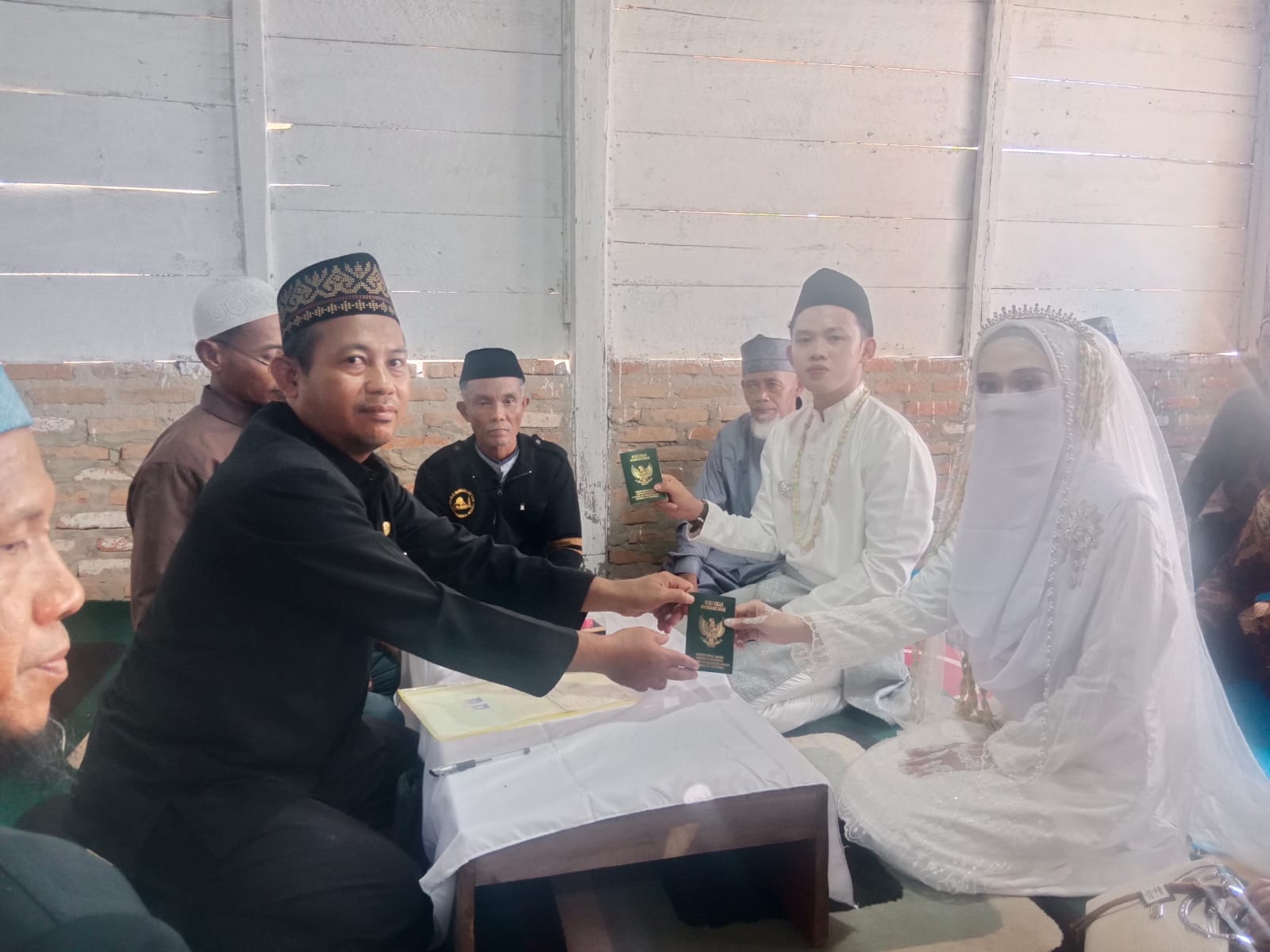 Khutbah Nikah Penuh Haru Disampaikan oleh Kepala KUA Negara Batin