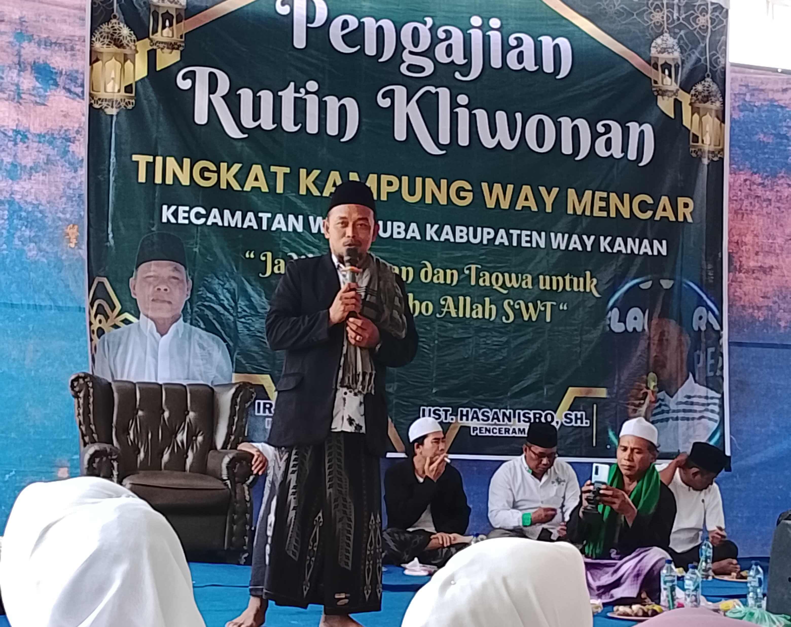 Penyuluh Agama Islam KUA Way Tuba Motivasi Jamaah dalam Pengajian Kliwonan