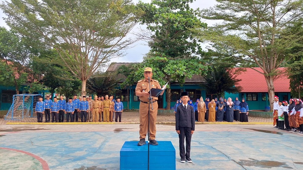 Upacara Hari Pahlawan di MTsN 1 Mesuji Penuh Makna, Camat Aida Sakti Beri Pesan Inspiratif