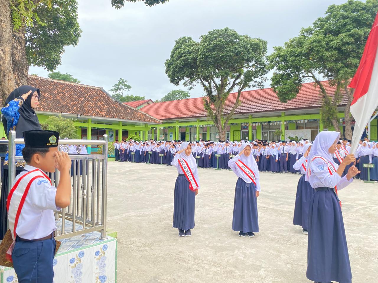 MTsN 2 Tanggamus Gelar Upacara Hari Pahlawan 2025: “Pahlawanku Teladanku, Terus Bergerak Melanjutkan Perjuangan