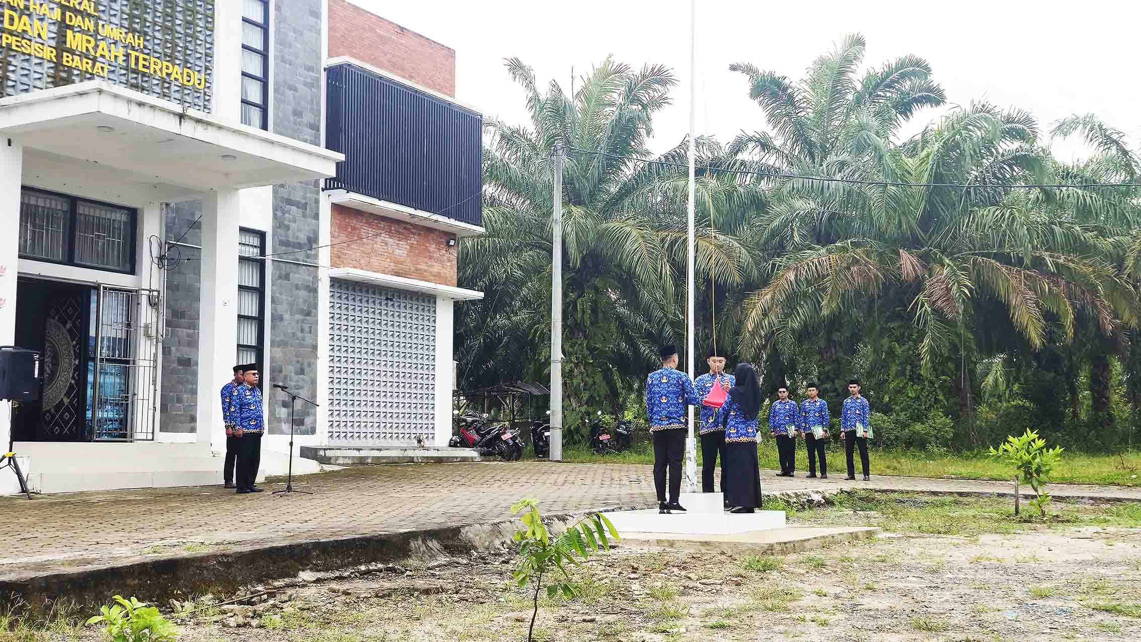 Kemenag Pesisir Barat Gelar Upacara Hari Pahlawan 2025 : Pahlawanku Teladanku, Terus Bergerak, Melanjutkan Perjuangan