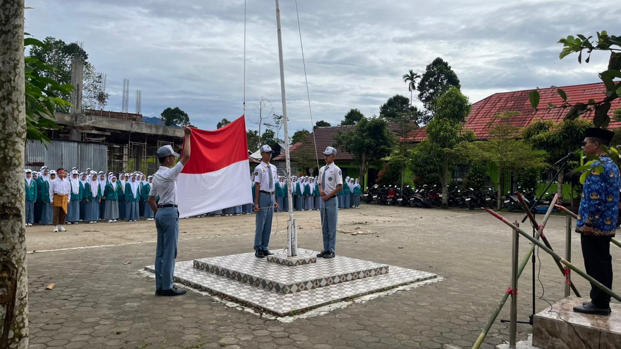 Semangat Kepahlawanan Menggelora di MAN 1 Lampung Barat: Upacara dan Pentas Seni Warnai Peringatan Hari Pahlawan