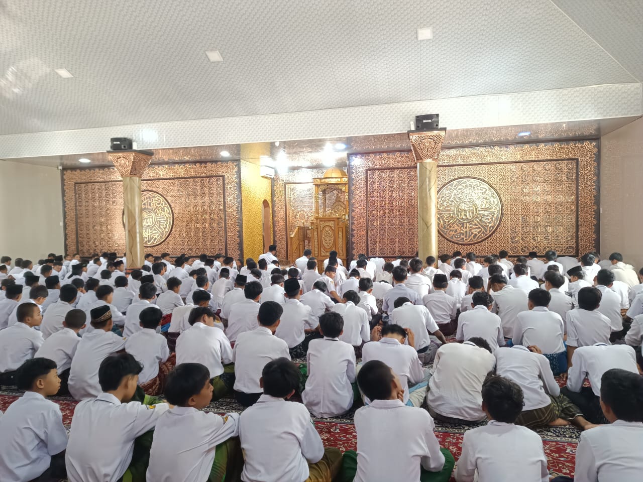Salat Berjamaah Bentuk Kedisiplinan dan Akhlak Siswa MTsN 1 Way Kanan