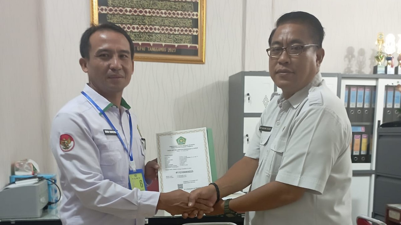 Kasi PAPKI Kemenag Tanggamus Serahkan SK dan Piagam Tanda Daftar TPQ Fathul ‘Ulum Gunungalip