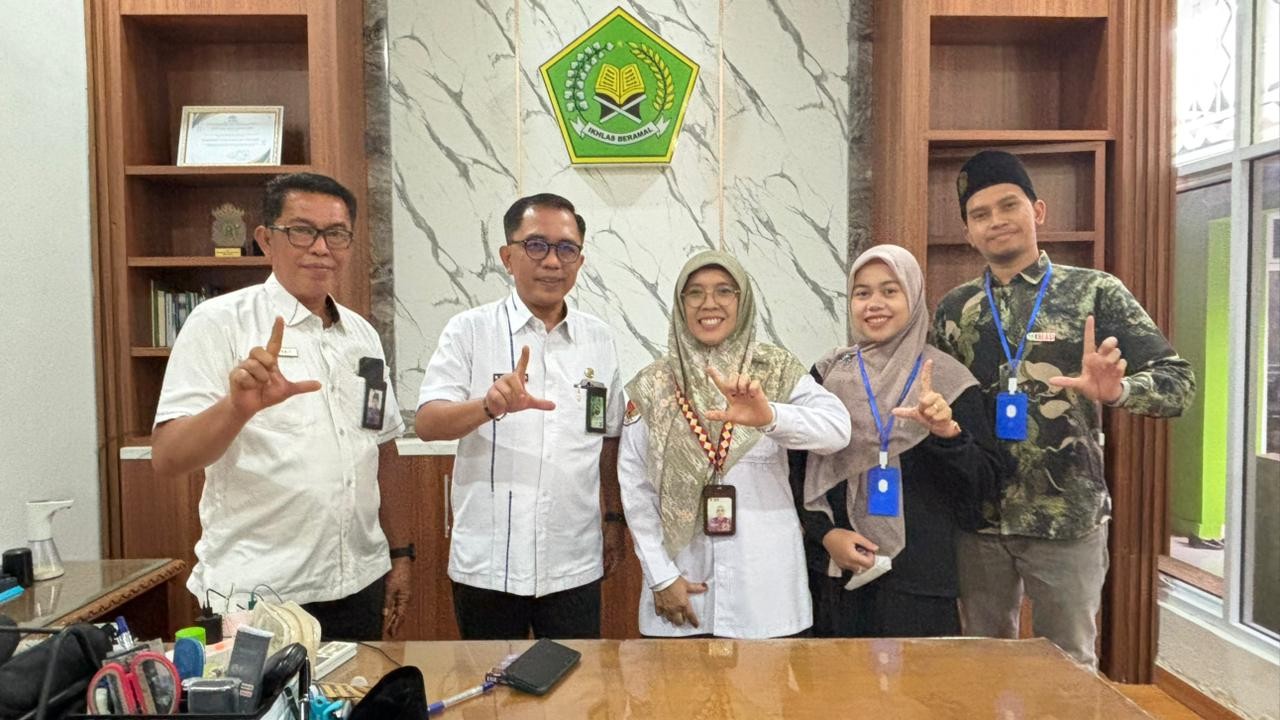 Kepala Kemenag Tanggamus Terima Dokumen Komitmen Bersama Peningkatan Profesionalisme Guru SD/MI dan RA/TK