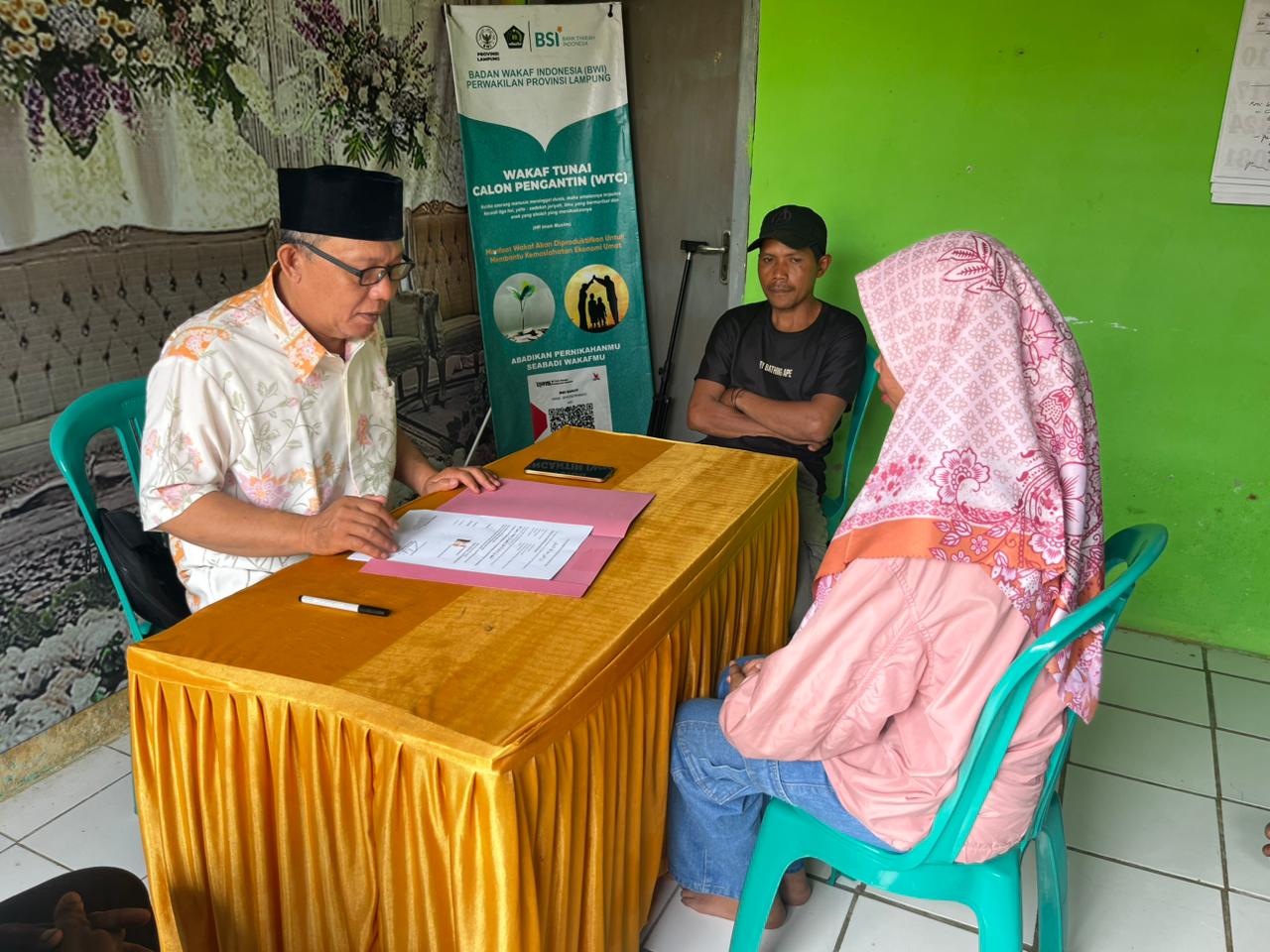 Dibimbing Penyuluh Agama, Made Sudani Asal Bali Sadar Utara Ucapkan Dua Kalimat Syahadat di KUA Banjit
