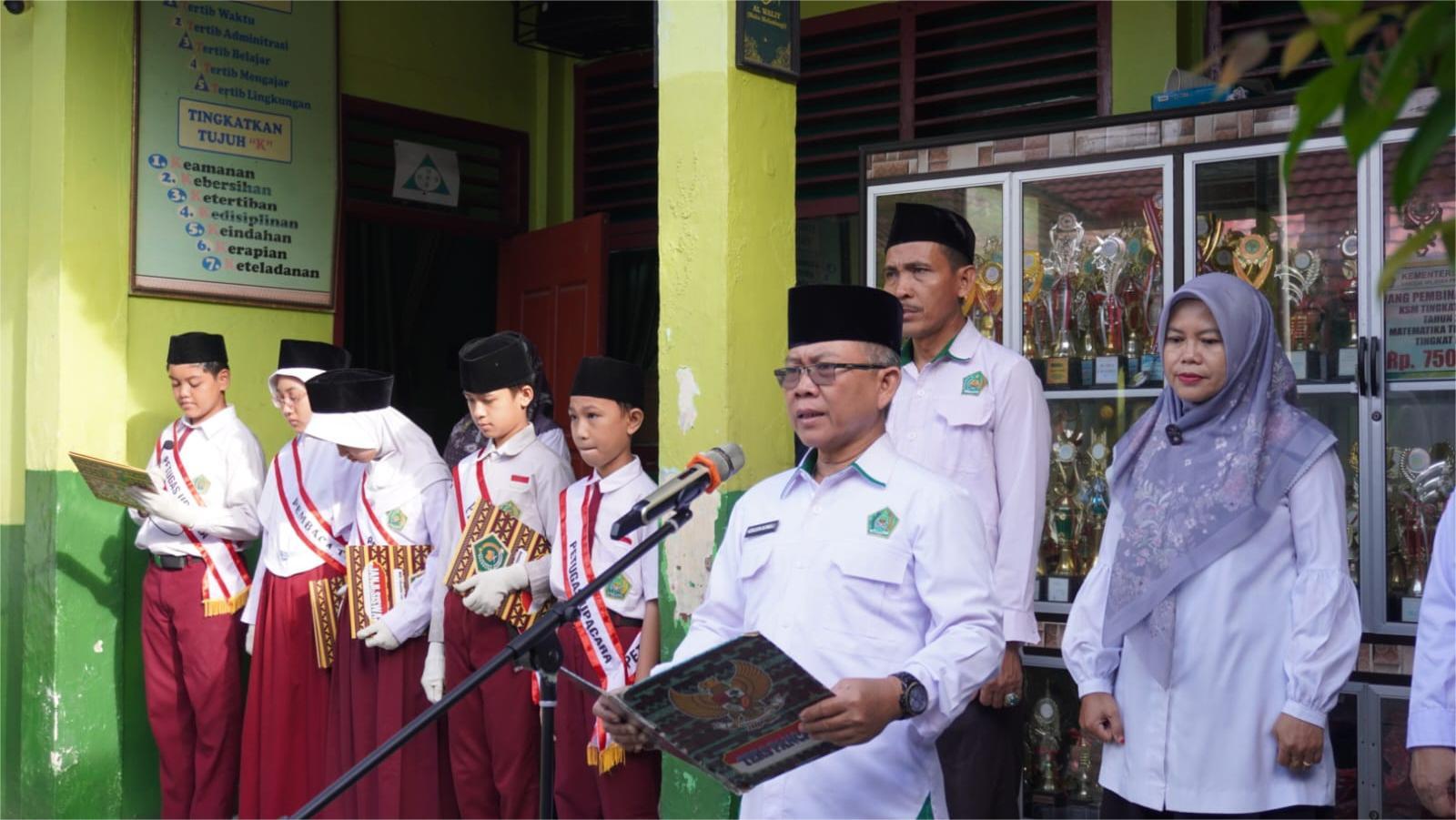 Pahlawan Menginspirasi, Siswa Berprestasi: Upacara dan Pengumuman Juara hari pahlawan di MIN 1 Bandar Lampung