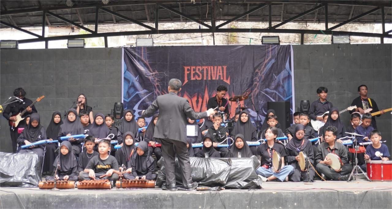 Kolaborasi Penuh Energi Ansambel MIN 1 Bandar Lampung & PSPM Unila Memukau di Festival Novrock Taman Budaya Lampung