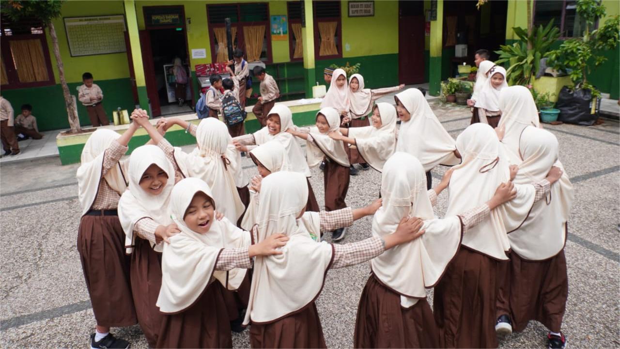 “Naik Kereta Api” Bikin Riuh Ceria! Permainan Tradisional Hadirkan Tawa dan Kebersamaan di Jam Istirahat Siswa MIN 1 Bandar Lampung