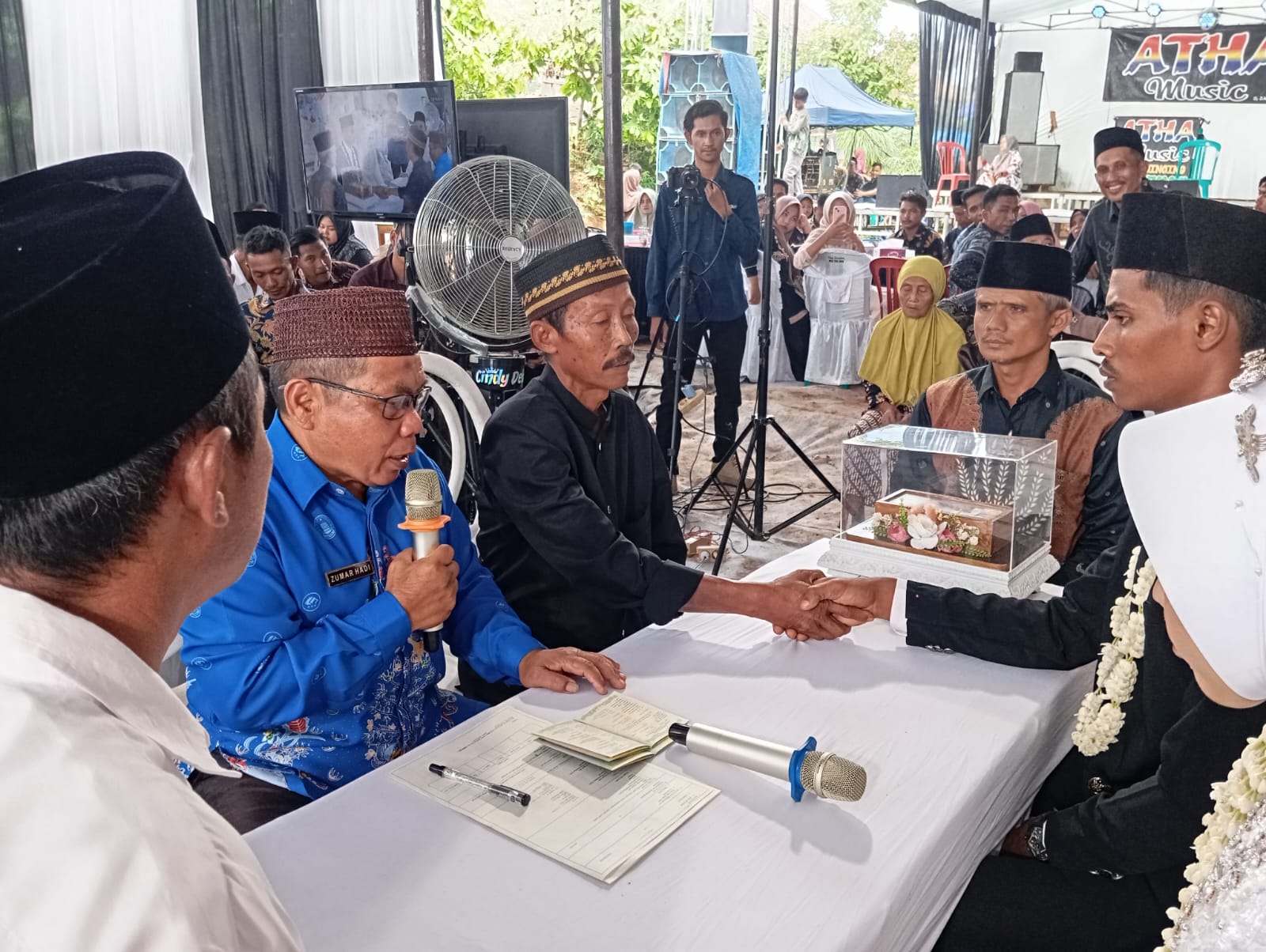Penghulu KUA Rebang Tangkas Memberikan Pelayanan Pencatatan Nikah di Kampung Lebak Peniangan.