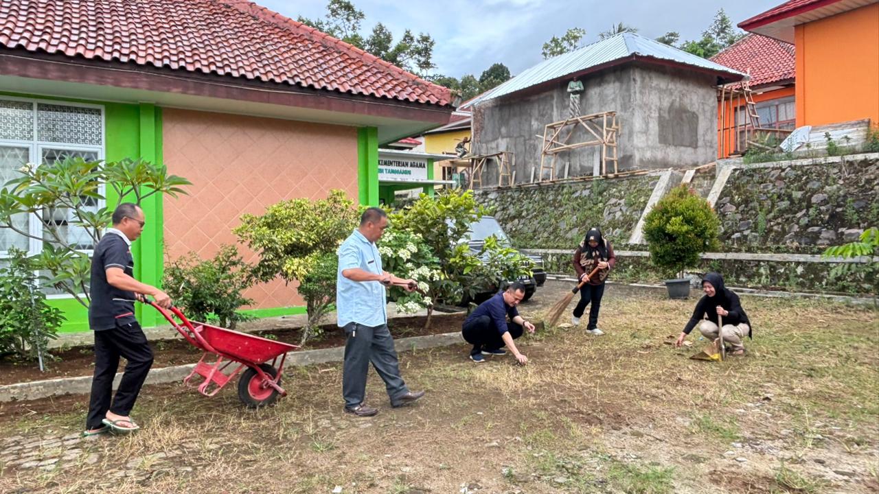 Budayakan Lingkungan Kerja Sehat, Kemenag Tanggamus Gelar Jum’at Bersih Serentak