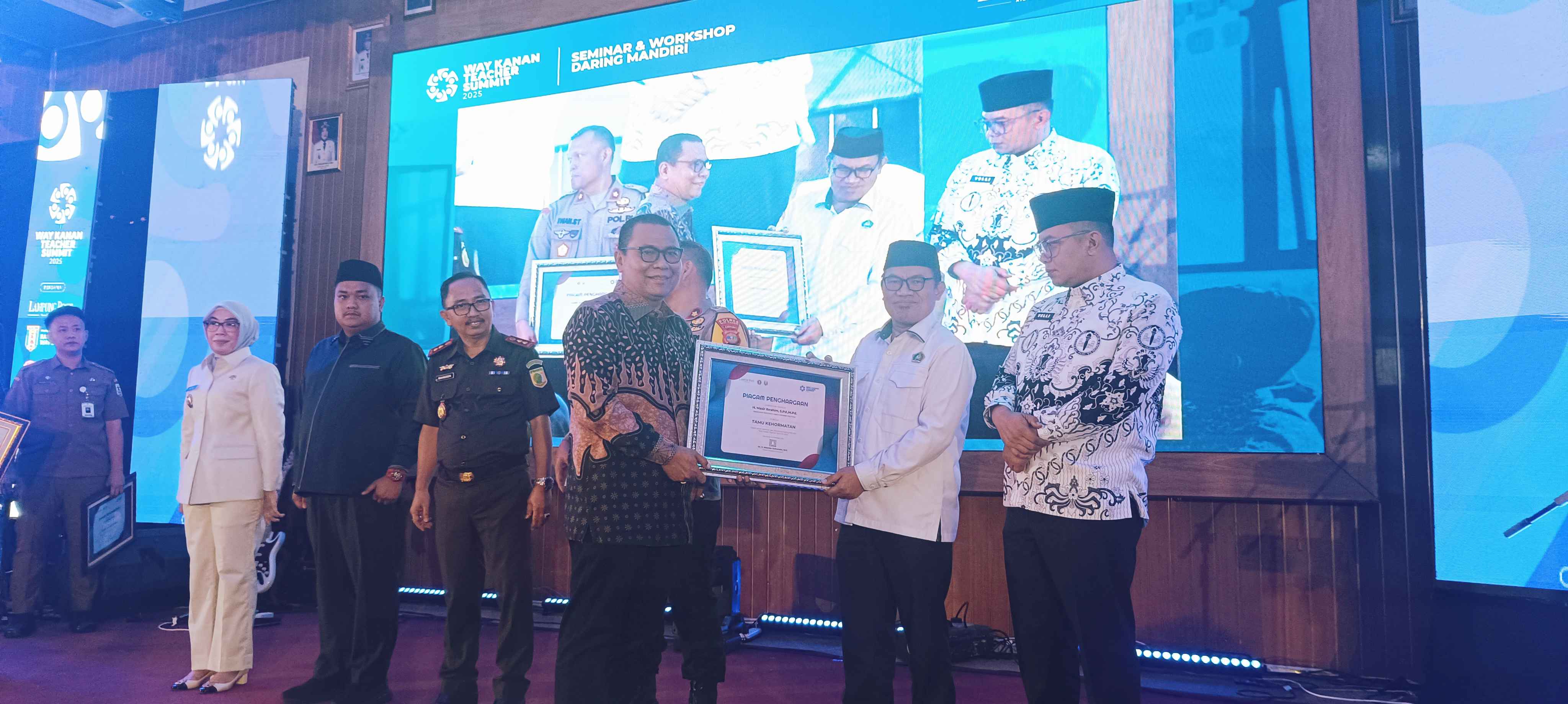 Kakankemenag Way Kanan Terima Penghargaan Tamu Kehormatan pada Way Kanan Teacher Summit 2025