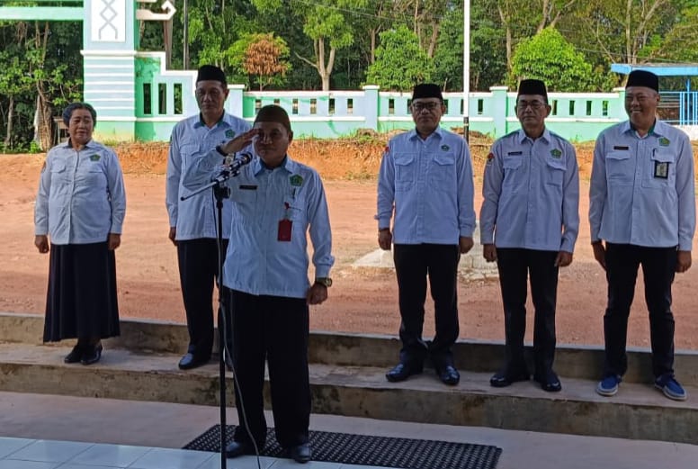 Kepala KUA Baradatu Berikan Pesan Layanan dan peningkatan Melalui Senyum Sapa & Laksanakan