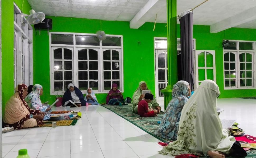 Penyuluh Agama KUA Blambangan Umpu Apresiasi Semangat Jamaah dalam Khataman Qur’an ke-51