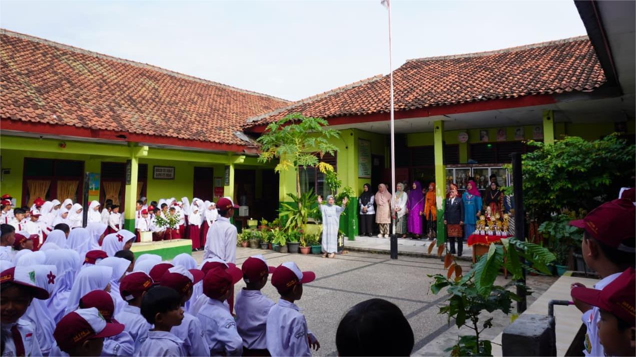 Hari Guru Nasional 2025: MIN 1 Bandar Lampung Hadirkan Apel Inspiratif, Apresiasi Siswa, dan Momen Tukar Kado yang Menghangatkan Hati