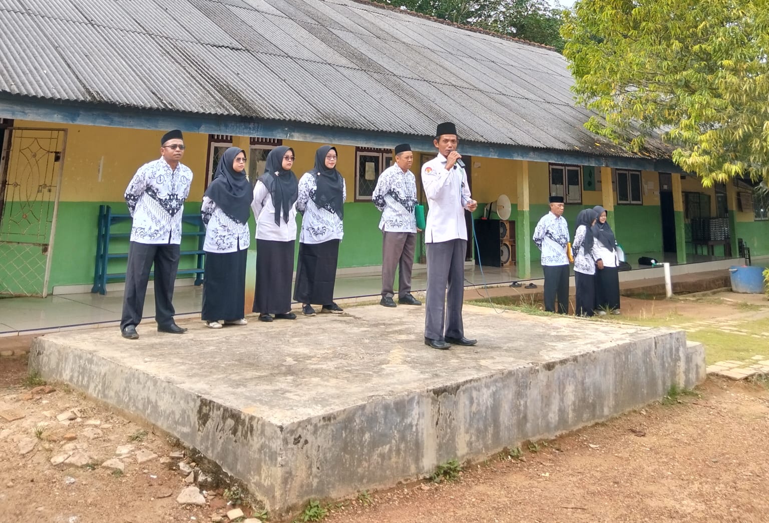 Penyuluh Agama KUA Buay Bahuga Jadi Pembina Upacara HGN di MTs Darul Ulum