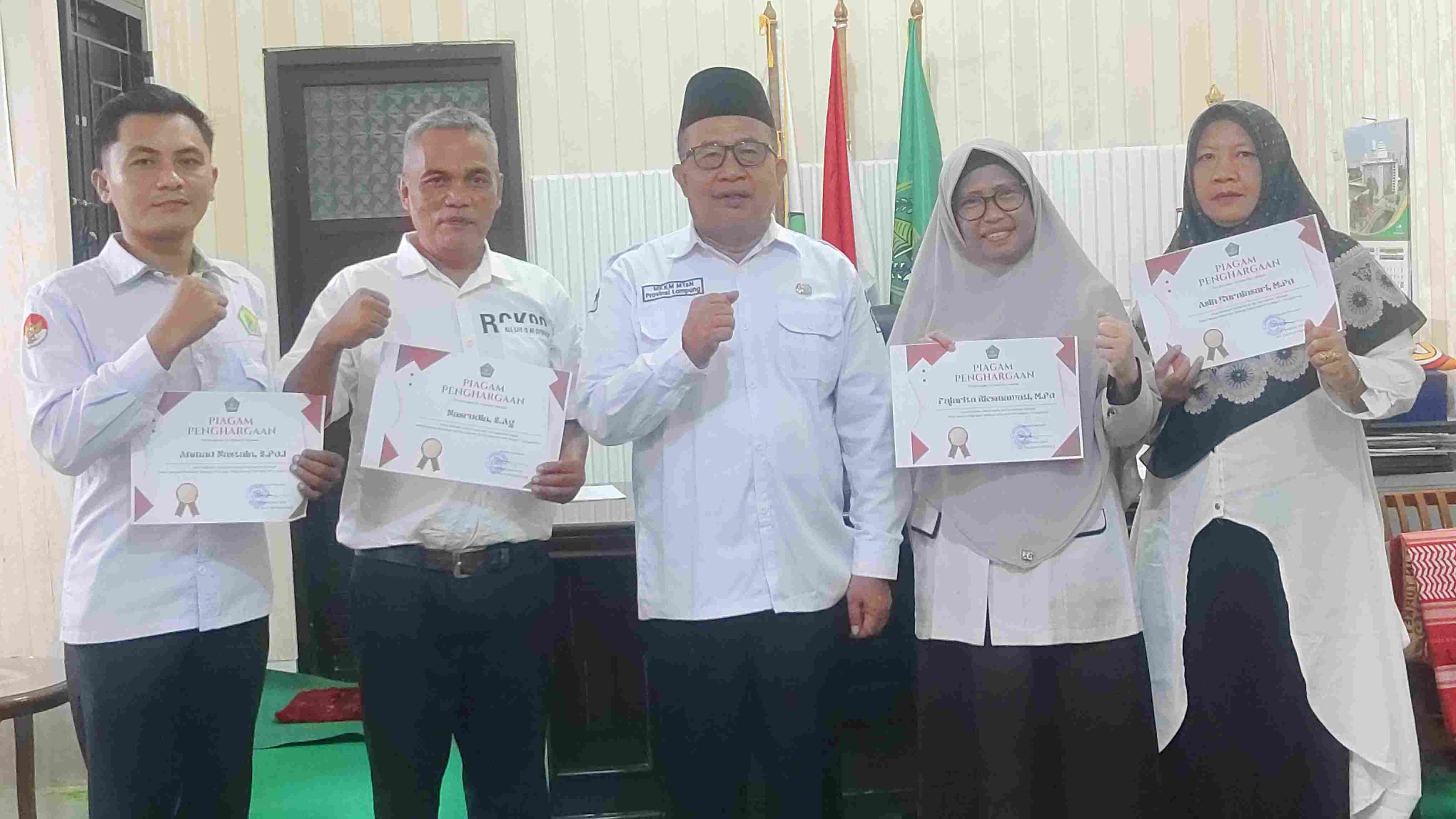 Di Balik Prestasi Siswa, Ada Jasa Guru: MTsN 1 Tanggamus Memberikan Penghargaan Spesial