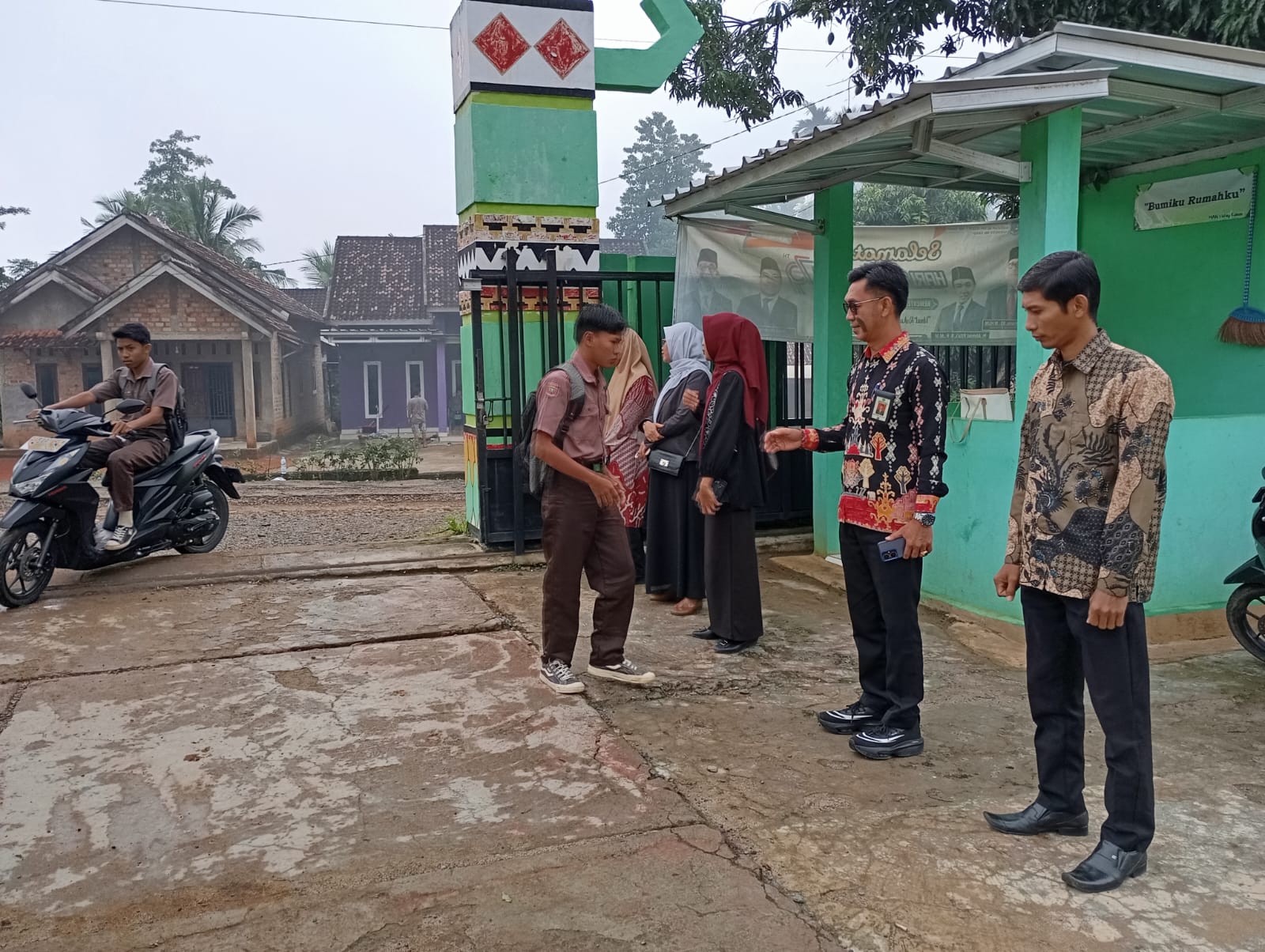 Kepala Madrasah Turun ke Gerbang: Model Interaksi Edukatif dalam Mendukung Suksesnya PAS di MAN 1 Way Kanan